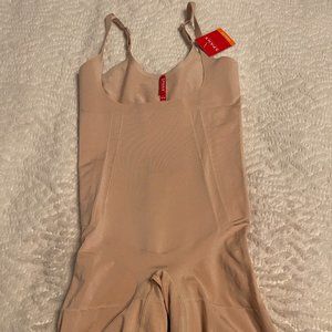 Spanx EUC Size M Open Bust Mid Thigh Bodysuit